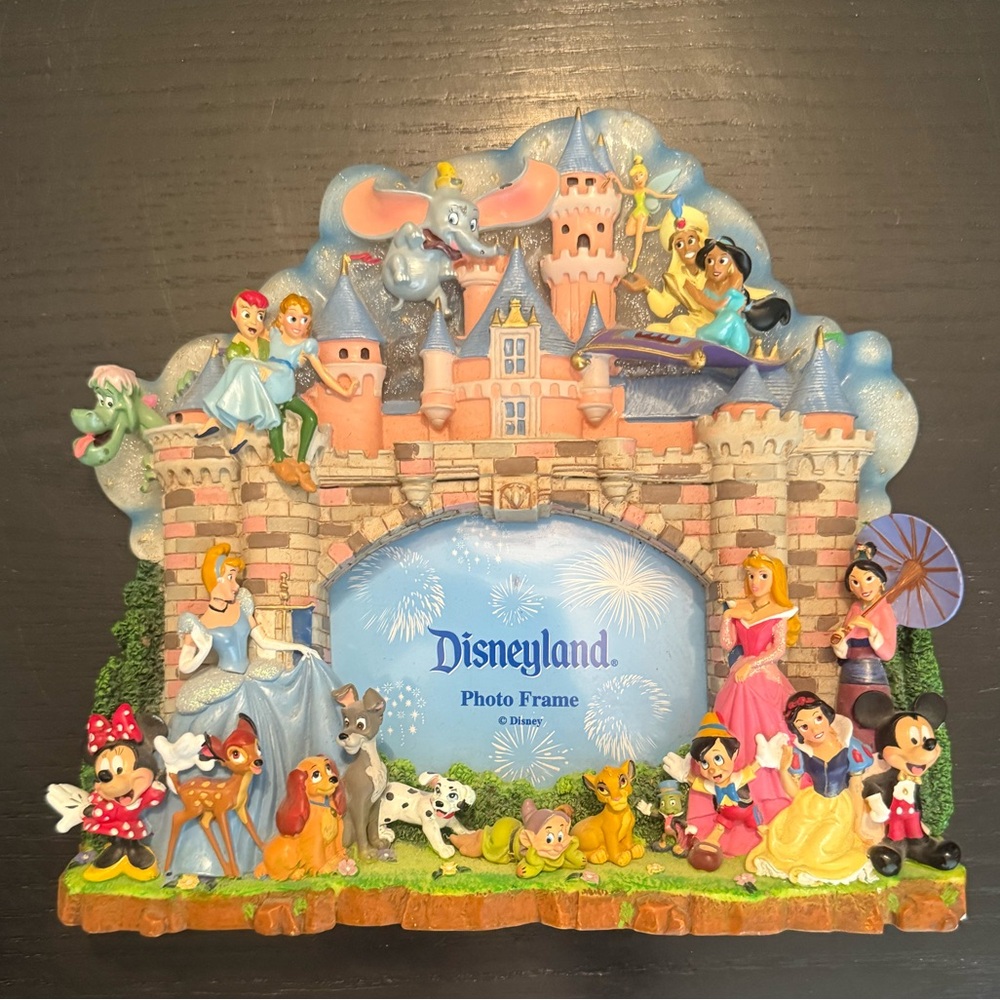 Disneyland Sleeping Beauty Castle 3D Picture 3.5x5 with 21/Characters